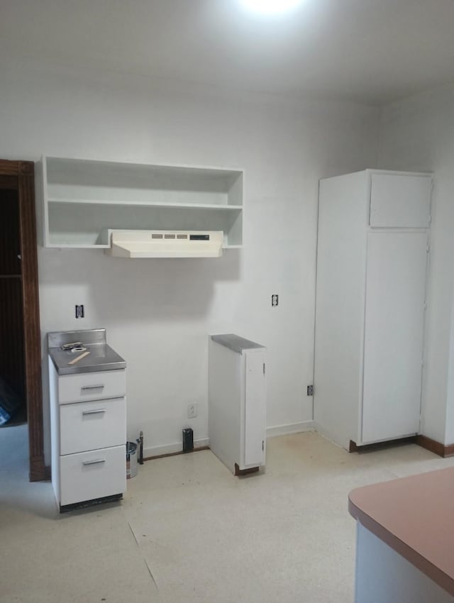 318 W King St, Owosso, MI 48867 - washroom with baseboards