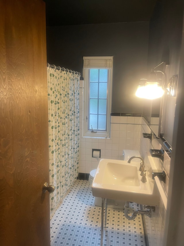 532 Saint Clair St, Grosse Pointe, MI 48230 - full bath with curtained shower, tile walls, a sink, wainscoting, and toilet