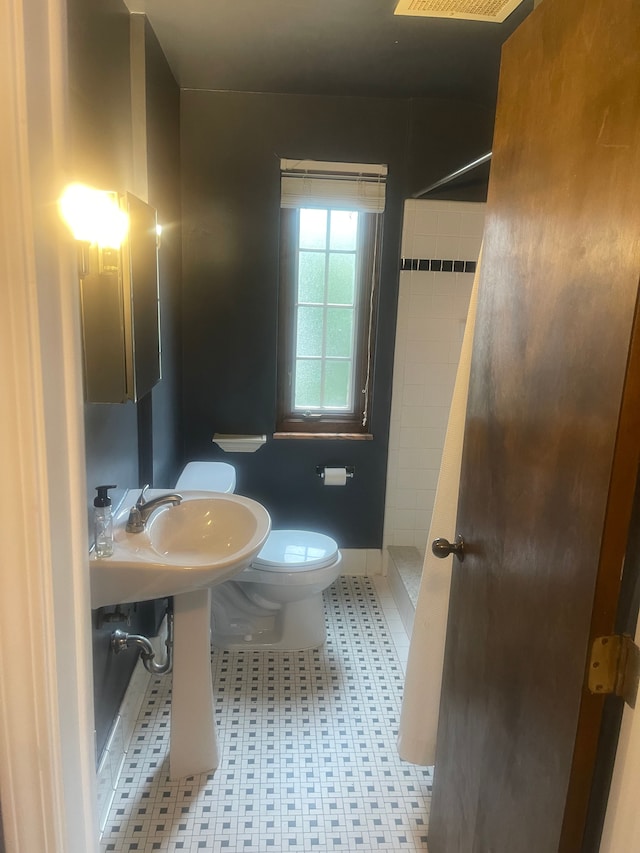 532 Saint Clair St, Grosse Pointe, MI 48230 - full bathroom with a shower and toilet