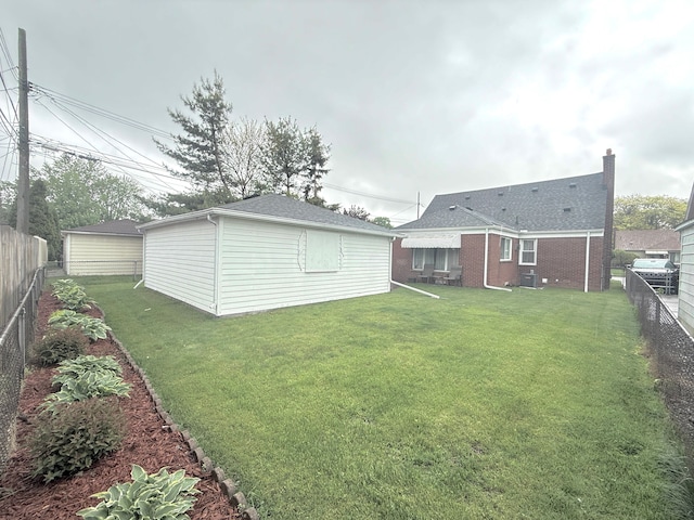 view of yard with an outbuilding