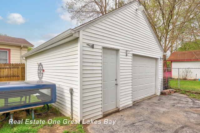 2505 Blake St, Saginaw, MI 48602 - detached garage with fence