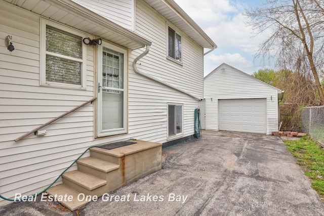 2505 Blake St, Saginaw, MI 48602 - view of side of home with fence and driveway
