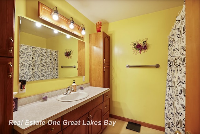 2505 Blake St, Saginaw, MI 48602 - full bathroom featuring vanity