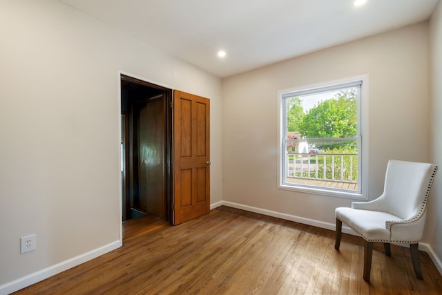 living area featuring hardwood / wood-style flooring, baseboards, and recessed lighting