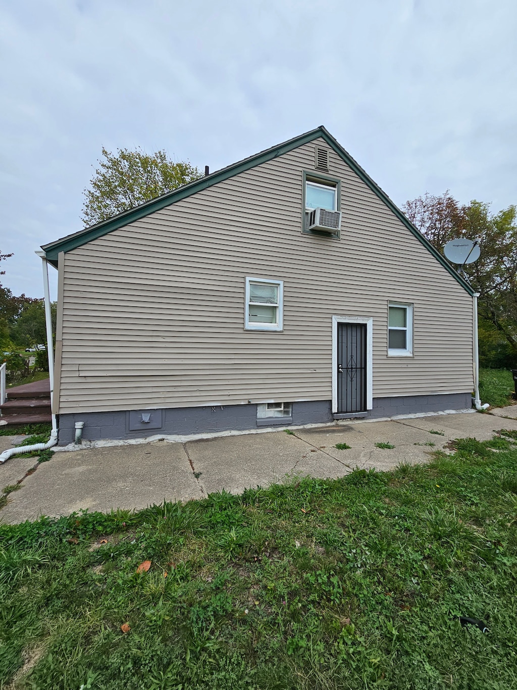 7396 Stahelin Ave, Detroit, MI 48228 - rear view of property featuring cooling unit