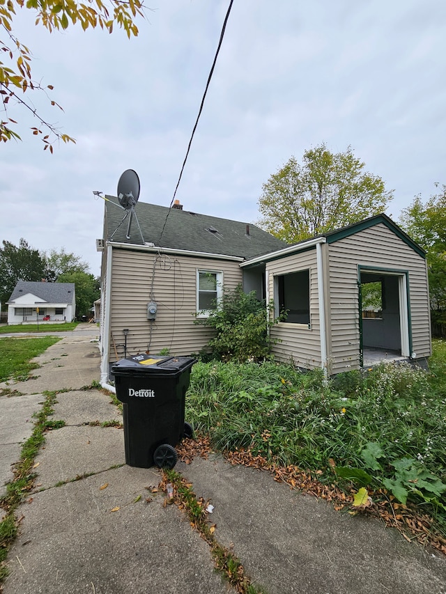 7396 Stahelin Ave, Detroit, MI 48228 - view of side of home with roof with shingles