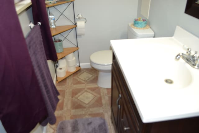 5448 Fairview Dr, Grand Blanc, MI 48439 - full bathroom with toilet and vanity