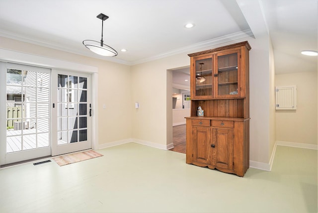 entryway with recessed lighting, ornamental molding, and baseboards
