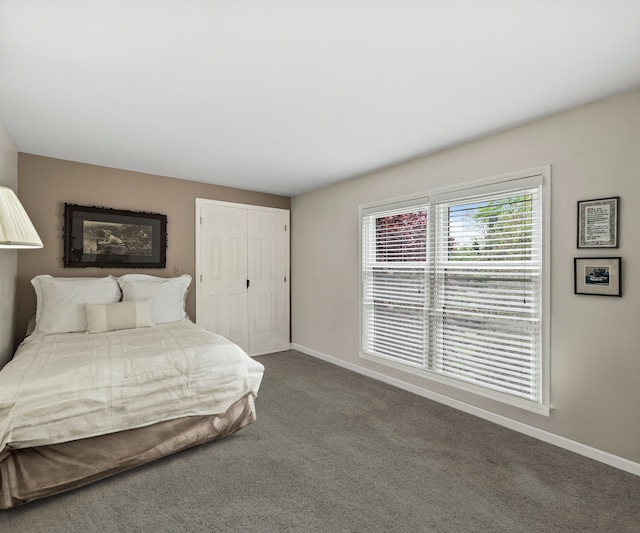 bedroom featuring baseboards, carpet, and a closet
