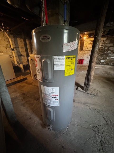1143 Ballard St, Lansing, MI 48906 - utilities featuring water heater