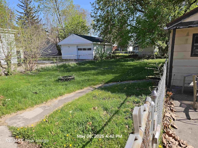 1551 Division St, Saginaw, MI 48602 - view of yard featuring a garage