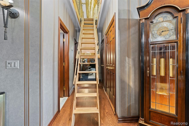 7310 Sandy Creek Ln, Bloomfield Hills, MI 48301 - hall with wood finished floors
