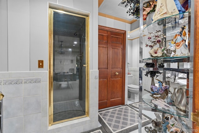 7310 Sandy Creek Ln, Bloomfield Hills, MI 48301 - bathroom featuring tile walls, a shower stall, and tile patterned floors