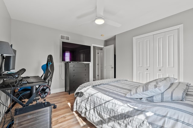 15974 Rustic Ln S, Vicksburg, MI 49097 - bedroom with a closet, light wood-type flooring, a desk, a ceiling fan, and baseboards