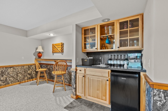 15974 Rustic Ln S, Vicksburg, MI 49097 - indoor wet bar featuring refrigerator, backsplash, and carpet floors