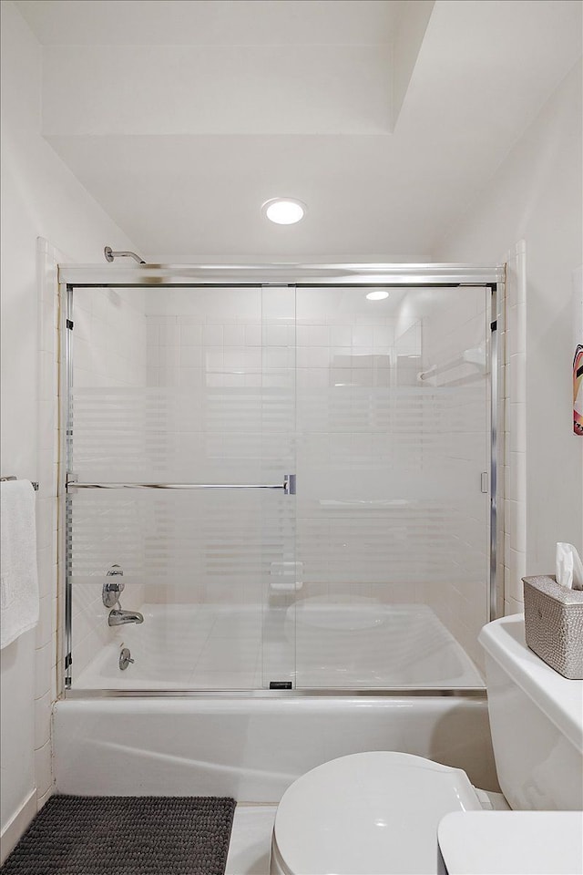 full bathroom with toilet, enclosed tub / shower combo, and recessed lighting
