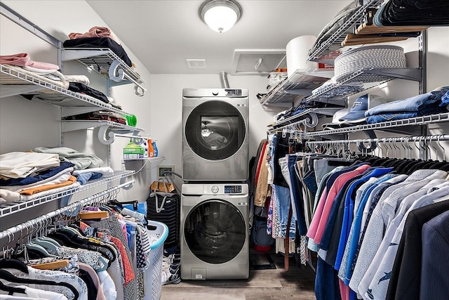 16046 Holz Dr Unit 48, Southgate, MI 48195 - laundry room featuring wood finished floors and stacked washer and clothes dryer