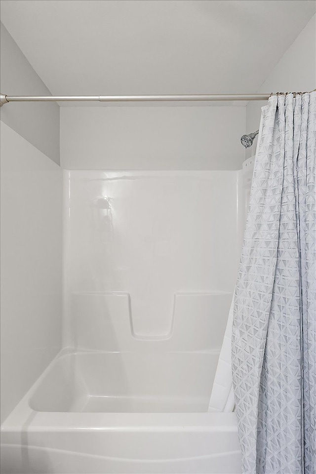 16046 Holz Dr Unit 48, Southgate, MI 48195 - full bath featuring shower / bath combo