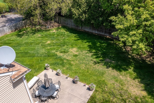 view of yard with a patio area