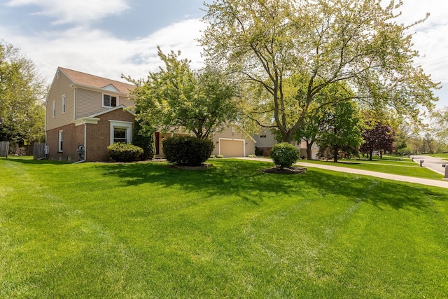 view of grassy yard with driveway