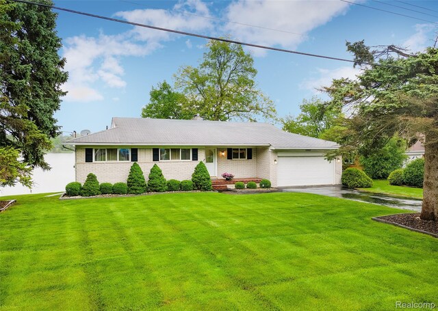2982 Shawnee Ln, Waterford, MI 48329 - ranch-style home featuring brick siding, a garage, a front yard, and driveway
