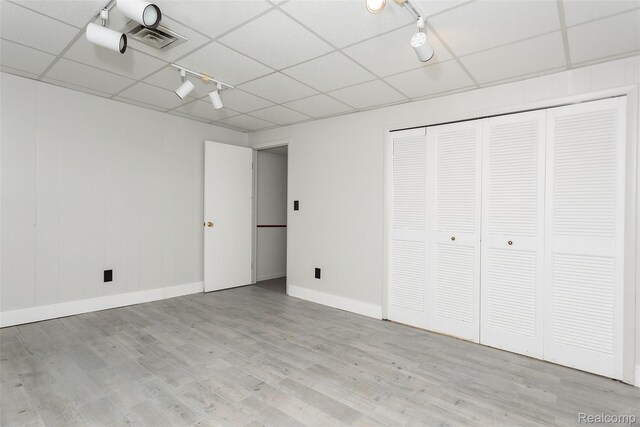2982 Shawnee Ln, Waterford, MI 48329 - unfurnished bedroom featuring a paneled ceiling, baseboards, wood finished floors, and a closet