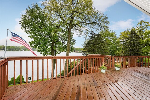 2982 Shawnee Ln, Waterford, MI 48329 - deck with a water view