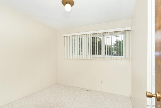 2982 Shawnee Ln, Waterford, MI 48329 - unfurnished room with carpet flooring and baseboards