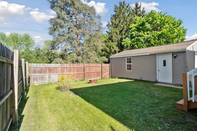 view of yard with an outbuilding