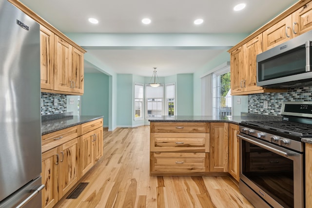kitchen featuring stainless steel appliances, light wood-style floors, a peninsula, tasteful backsplash, and recessed lighting