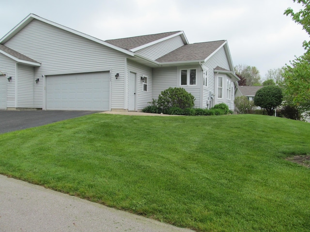 2625 Rolling Ridge Ln NW, Grand Rapids, MI 49534 - single story home featuring an attached garage, a front yard, a shingled roof, and asphalt driveway