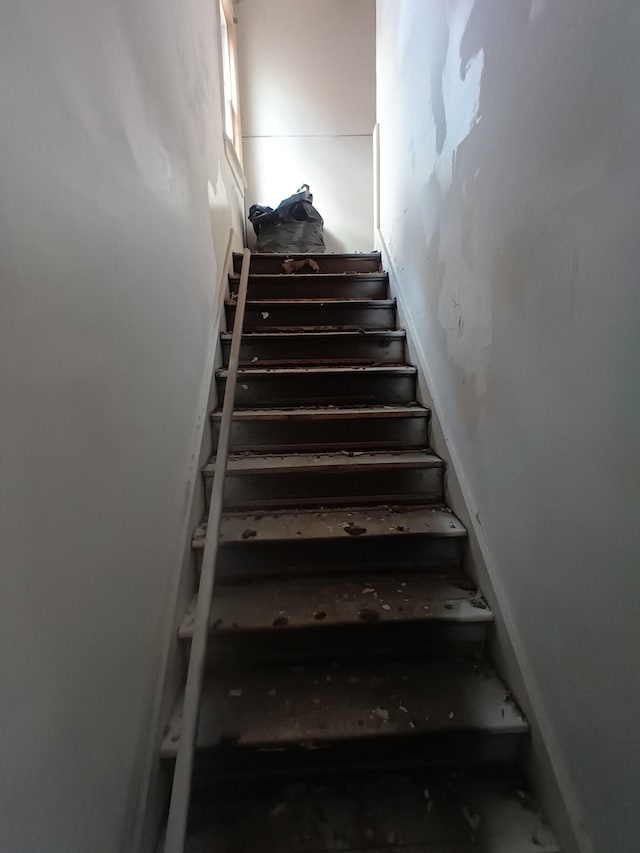 9591 American St, Detroit, MI 48204 - view of stairs