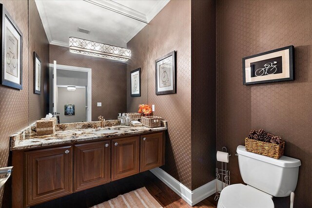 4735 Oakhurst Ridge Rd, Clarkston, MI 48348 - bathroom featuring wood finished floors, crown molding, toilet, vanity, and wallpapered walls