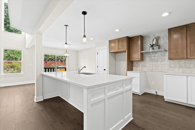 2080 Crested Butte Dr, White Lake, MI 48383 - kitchen featuring a sink, tasteful backsplash, dark wood-style floors, an island with sink, and decorative light fixtures