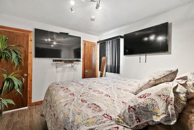 19303 Fenmore St, Detroit, MI 48235 - bedroom featuring wood finished floors, a textured ceiling, a closet, and baseboards