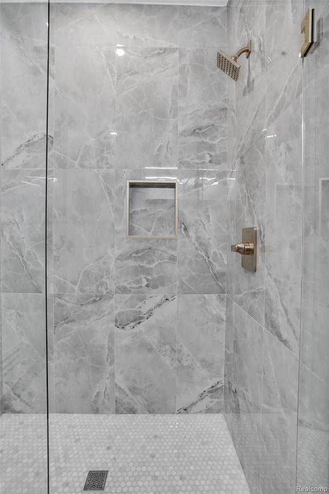 227 W Houstonia Ave, Royal Oak, MI 48073 - bathroom with tiled shower