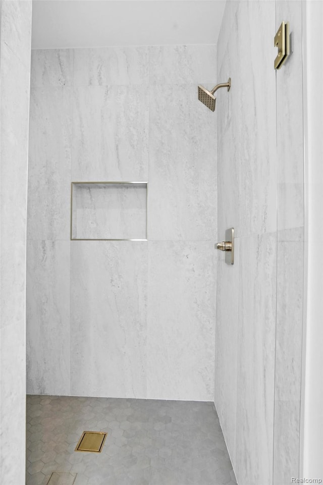 4112 Elmhurst Ave, Royal Oak, MI 48073 - full bathroom featuring a shower