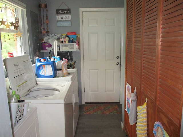 7140 Ridgedale Ln, Lambertville, MI 48144 - laundry room featuring washing machine and dryer