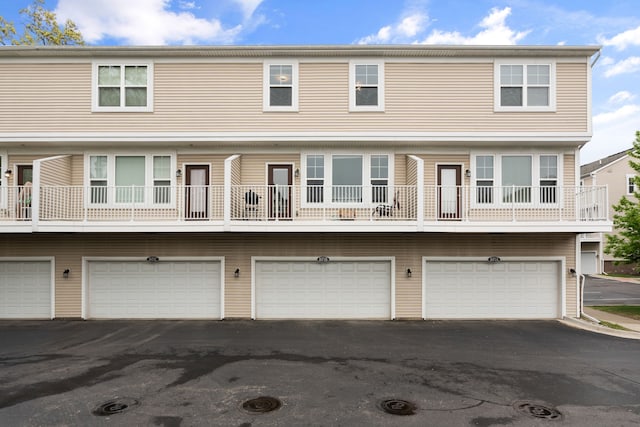 1071 N Sherman Dr Unit B, Royal Oak, MI 48067 - townhome / multi-family property featuring driveway and an attached garage