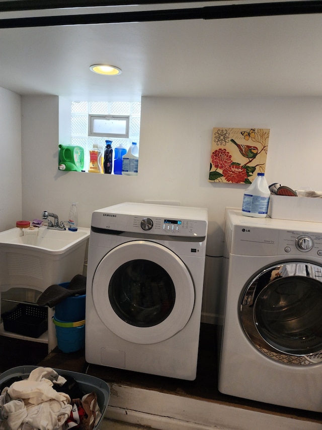 2713 Trowbridge St, Hamtramck, MI 48212 - washroom with washing machine and dryer