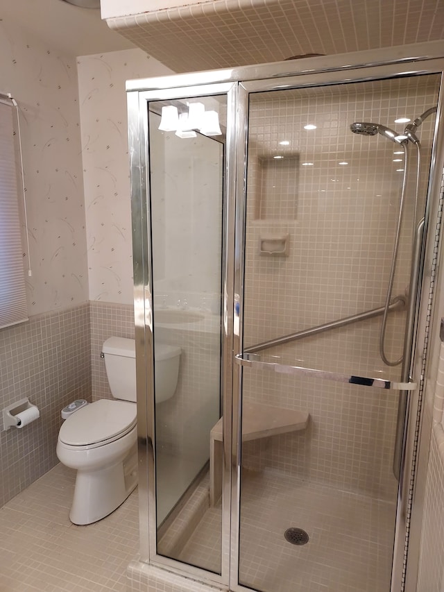7215 Suncrest Rd, West Bloomfield, MI 48322 - full bath with a wainscoted wall, toilet, a shower stall, tile patterned floors, and tile walls