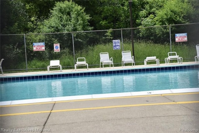 1141 Marquette Ct, Rochester Hills, MI 48307 - community pool with fence