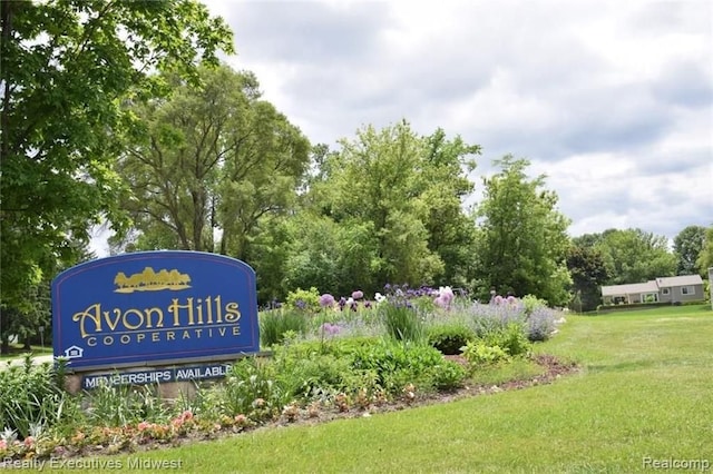 1141 Marquette Ct, Rochester Hills, MI 48307 - view of home's community featuring a yard