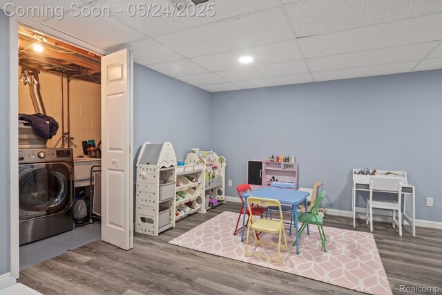 508 Chamberlain St Unit 8, Flushing, MI 48433 - recreation room with washer / dryer, wood finished floors, baseboards, and a drop ceiling