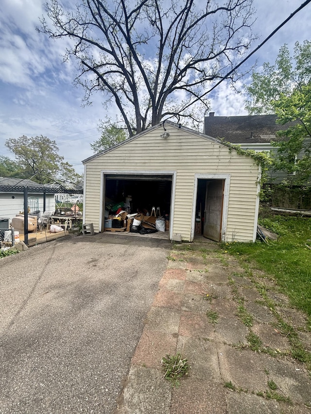 view of detached garage