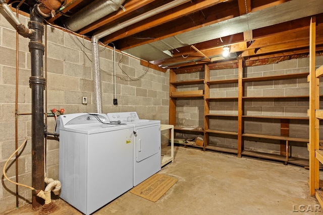 601 N Occidental Rd, Tecumseh, MI 49286 - laundry room with independent washer and dryer