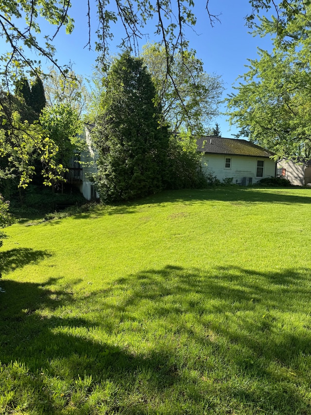 8610 N Waumegah Rd, Clarkston, MI 48348 - view of grassy yard