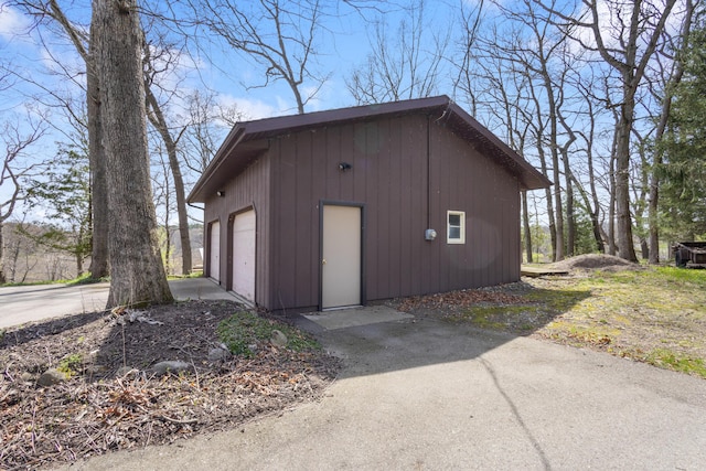 14427 Acorn Cove Trl, Battle Creek, MI 49017 - view of outdoor structure featuring an outbuilding and driveway