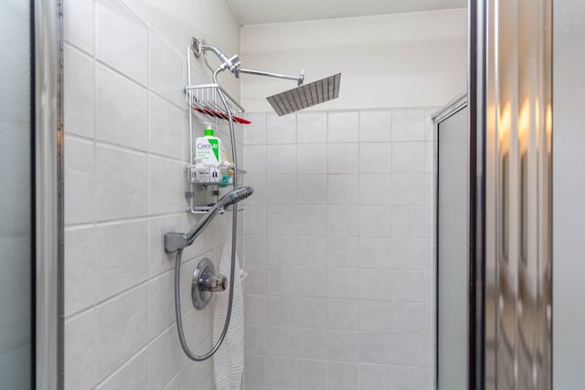 full bath featuring tiled shower
