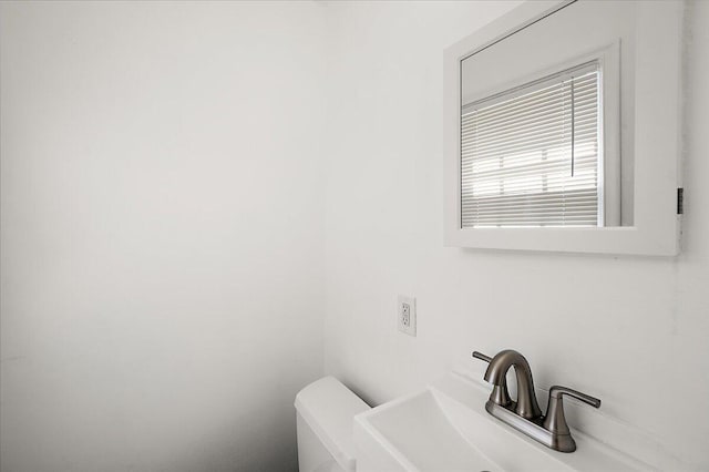 5921 Hillcrest St, Grosse Pointe, MI 48236 - bathroom featuring a sink and toilet